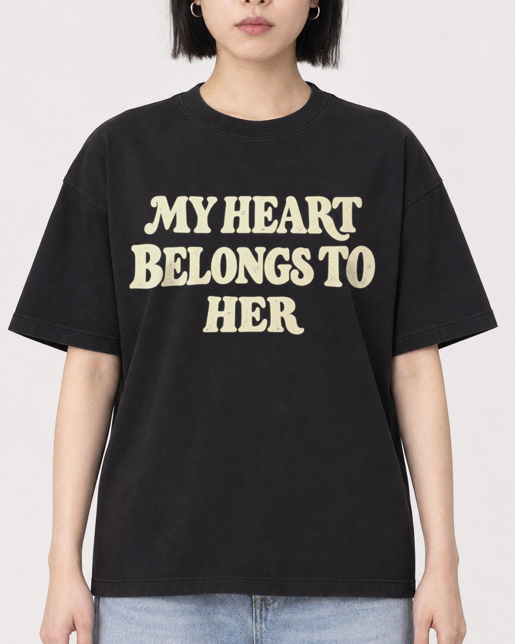 Mockup Boxy Heavyweight Tee Black female close-up 11