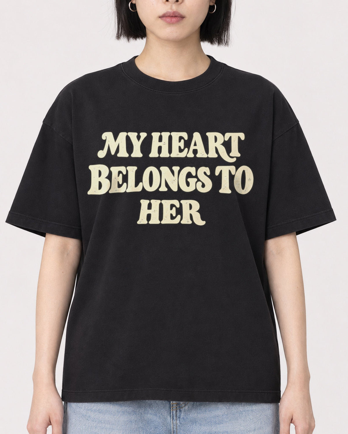 Mockup Boxy Heavyweight Tee Black female close-up 11