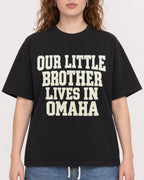 Mockup Boxy Heavyweight Tee Black female close-up 09