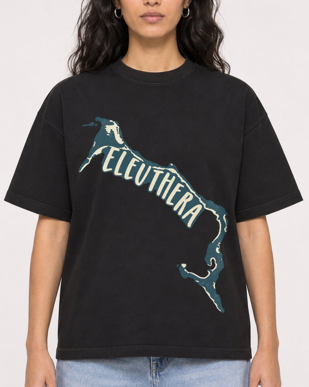 Mockup Boxy Heavyweight Tee Black female close-up 07
