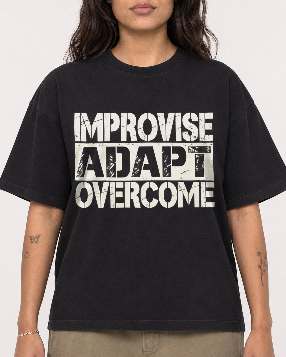 Mockup Boxy Heavyweight Tee Black female close-up 06