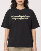 Mockup Boxy Heavyweight Tee Black female close-up 02