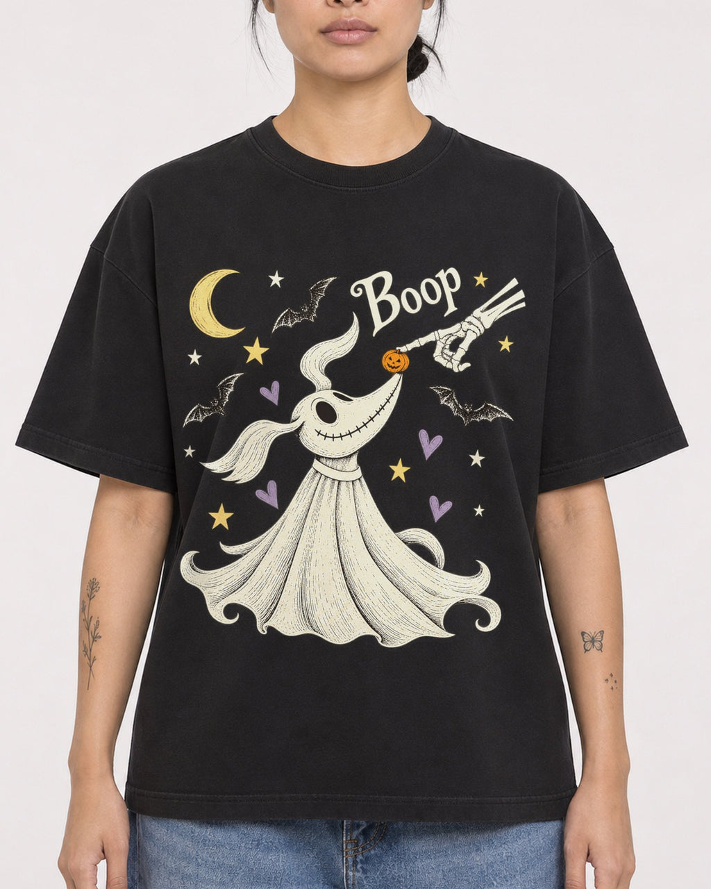Mockup Boxy Heavyweight Tee Black female close-up 12