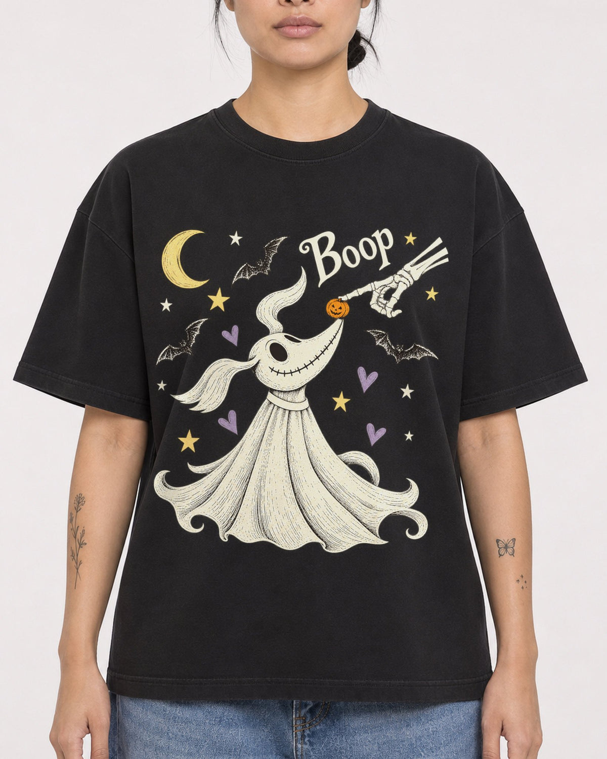Mockup Boxy Heavyweight Tee Black female close-up 12