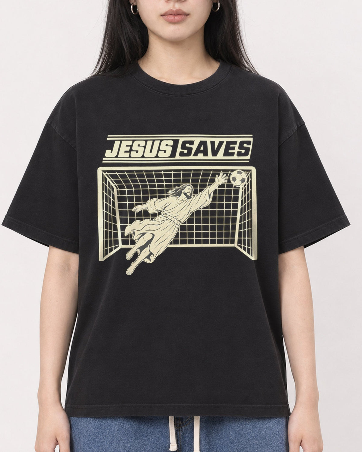 Mockup Boxy Heavyweight Tee Black female close-up 01
