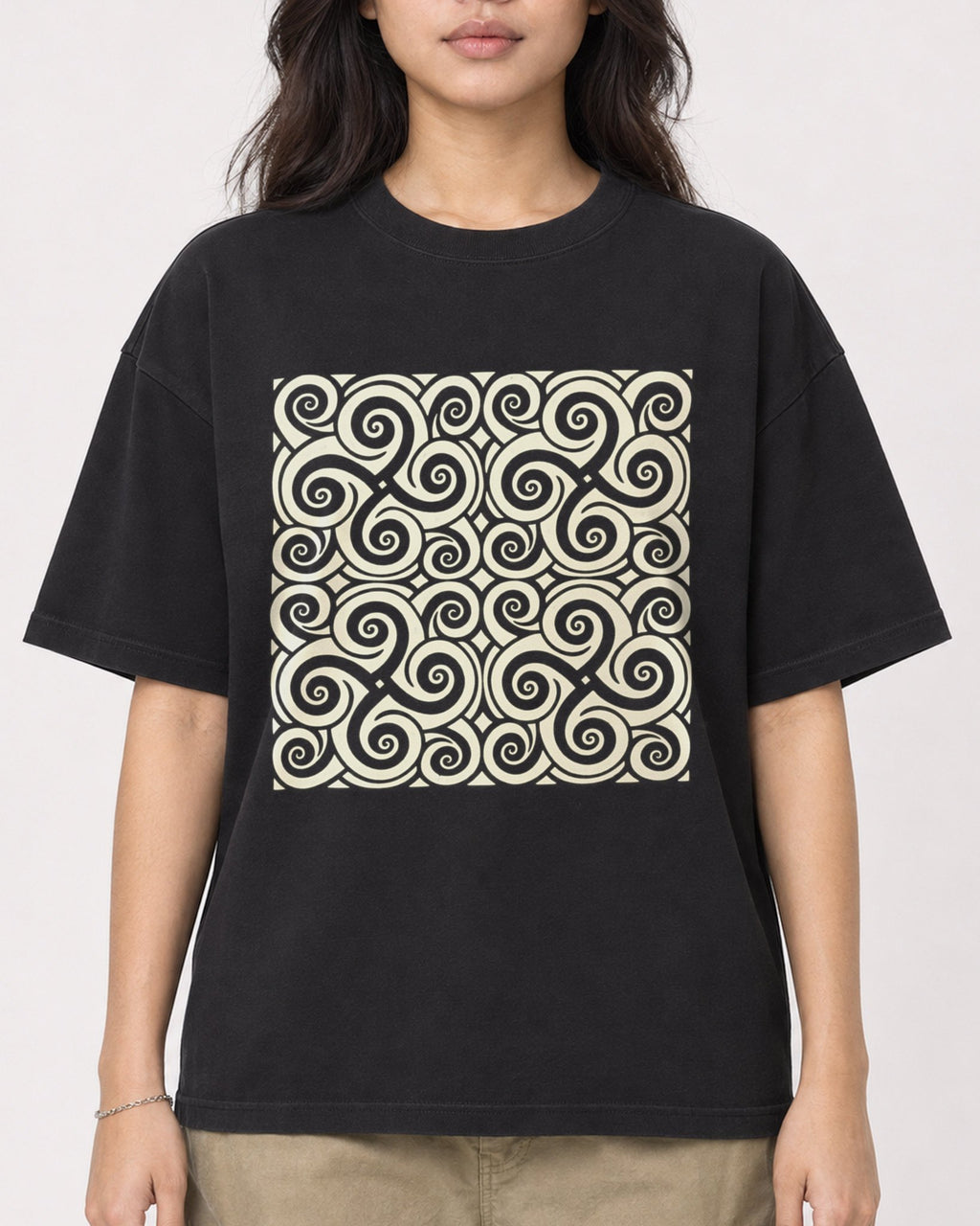 Mockup Boxy Heavyweight Tee Black female close-up 02