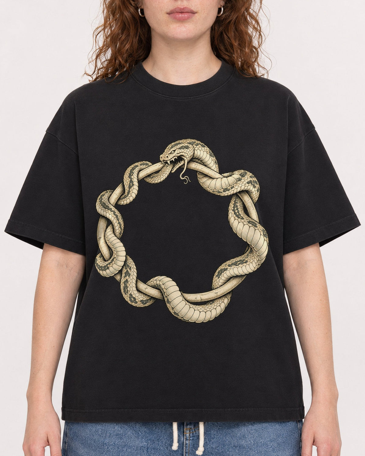 Mockup Boxy Heavyweight Tee Black female close-up 09