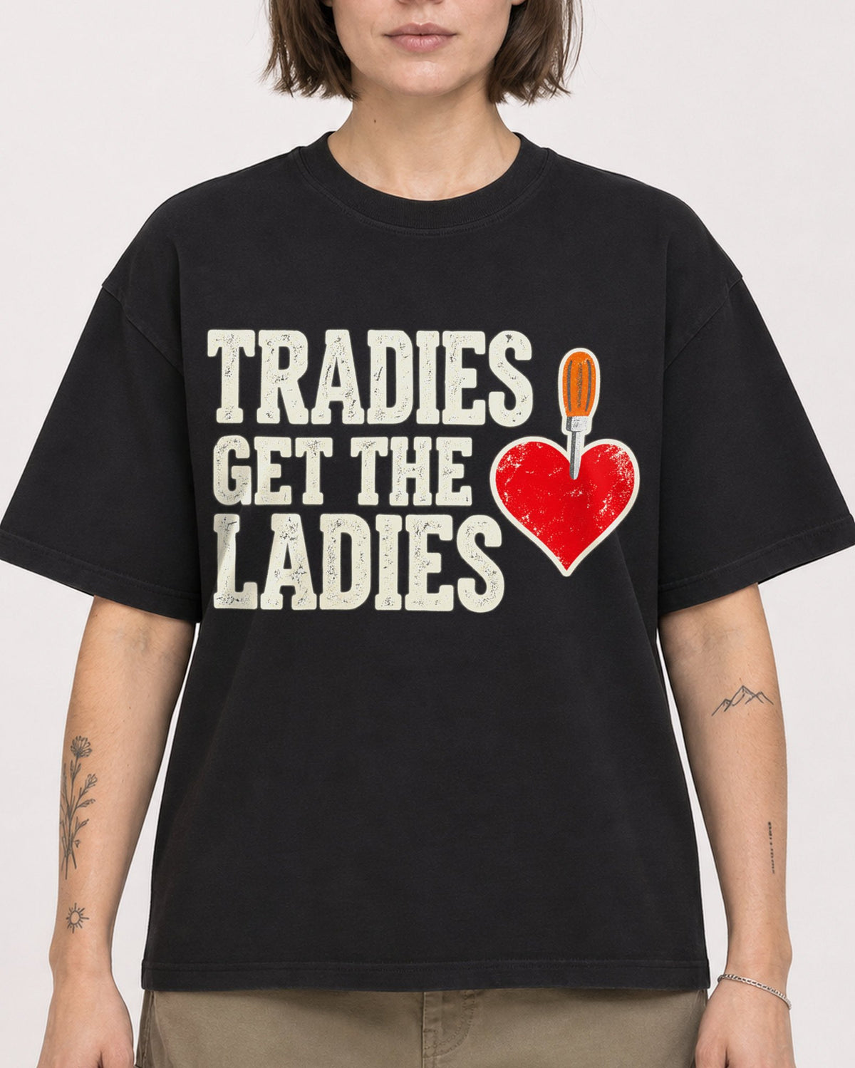 Mockup Boxy Heavyweight Tee Black female close-up 18