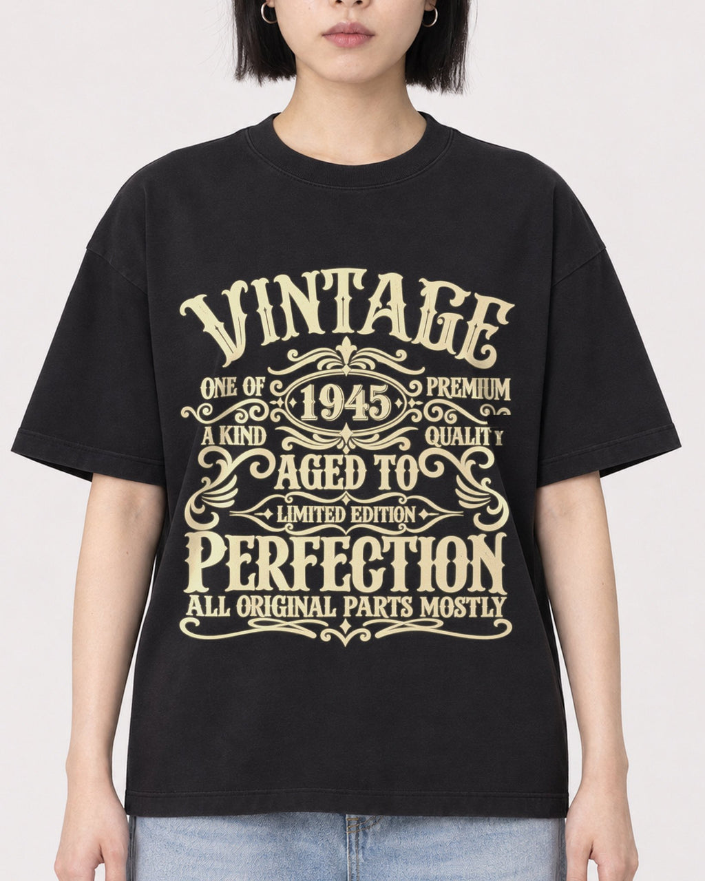 Mockup Boxy Heavyweight Tee Black female close-up 11