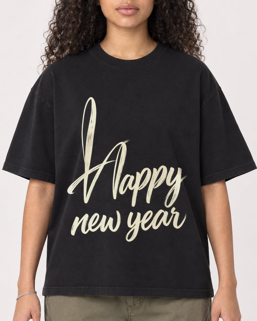 Mockup Boxy Heavyweight Tee Black female close-up 10