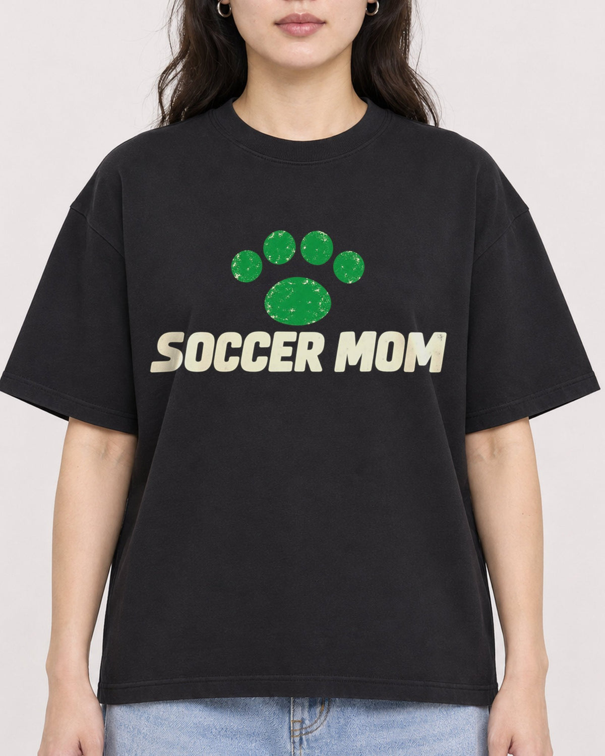 Mockup Boxy Heavyweight Tee Black female close-up 03