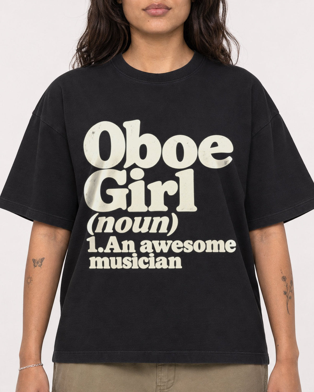 Mockup Boxy Heavyweight Tee Black female close-up 06
