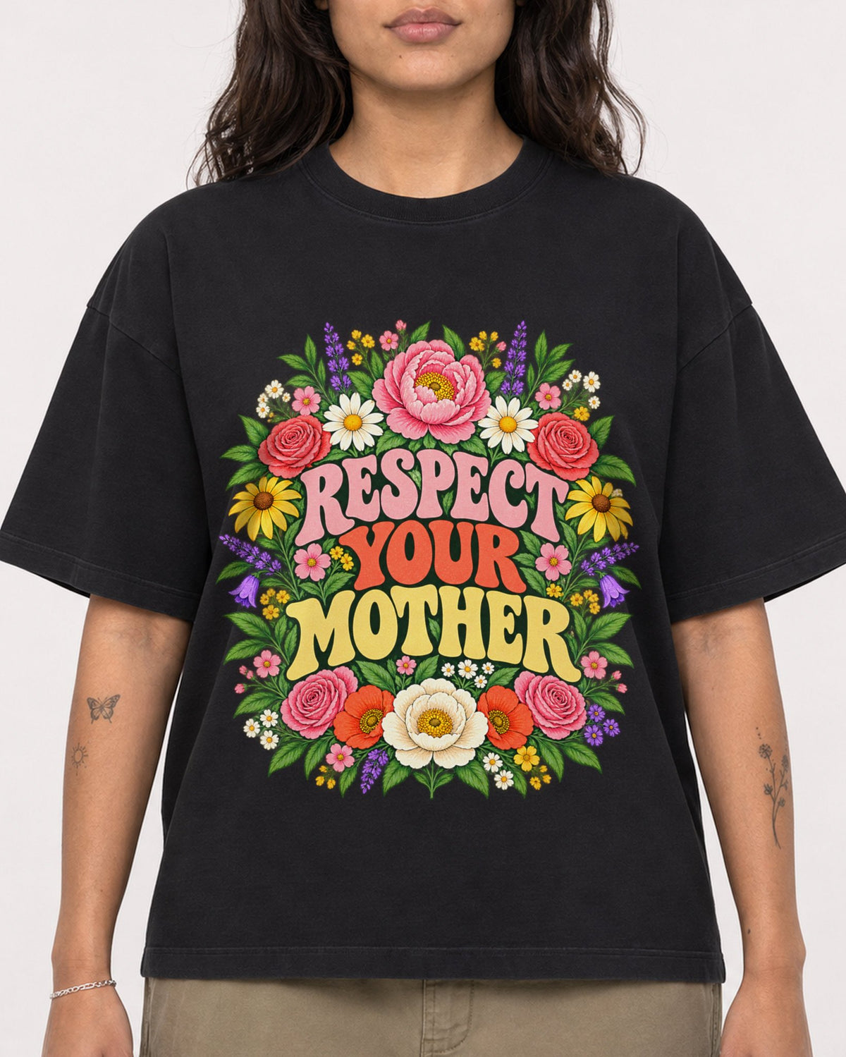 Mockup Boxy Heavyweight Tee Black female close-up 06