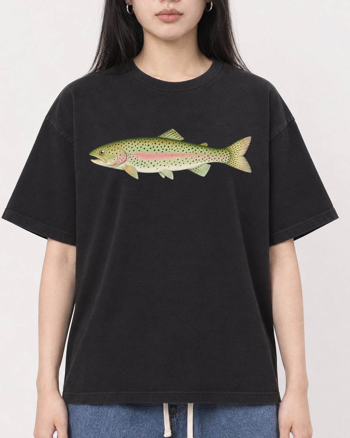 Mockup Boxy Heavyweight Tee Black female close-up 01