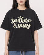 Mockup Boxy Heavyweight Tee Black female close-up 01