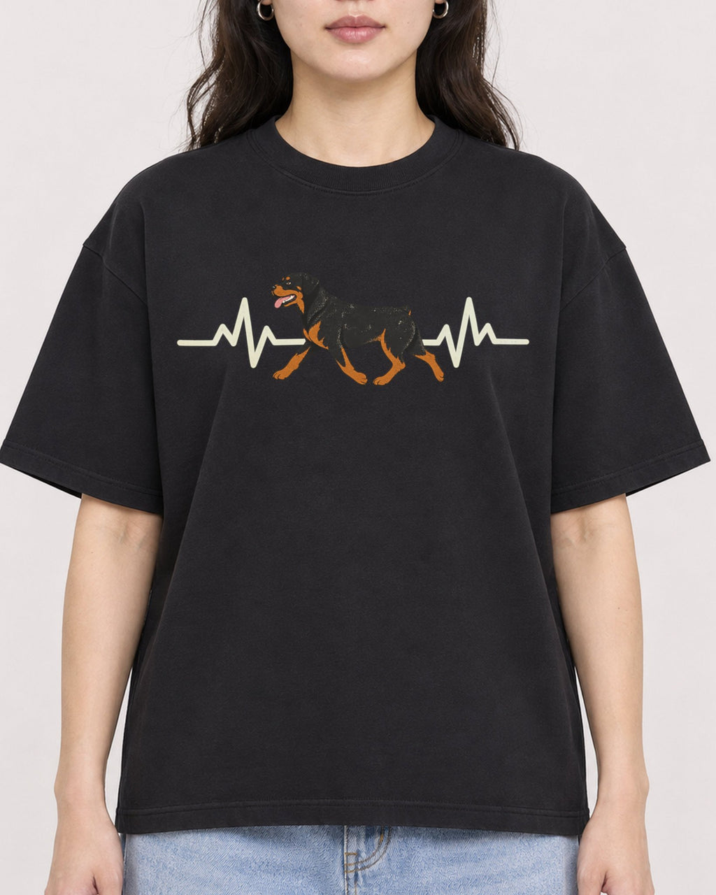 Mockup Boxy Heavyweight Tee Black female close-up 03