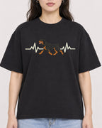 Mockup Boxy Heavyweight Tee Black female close-up 03