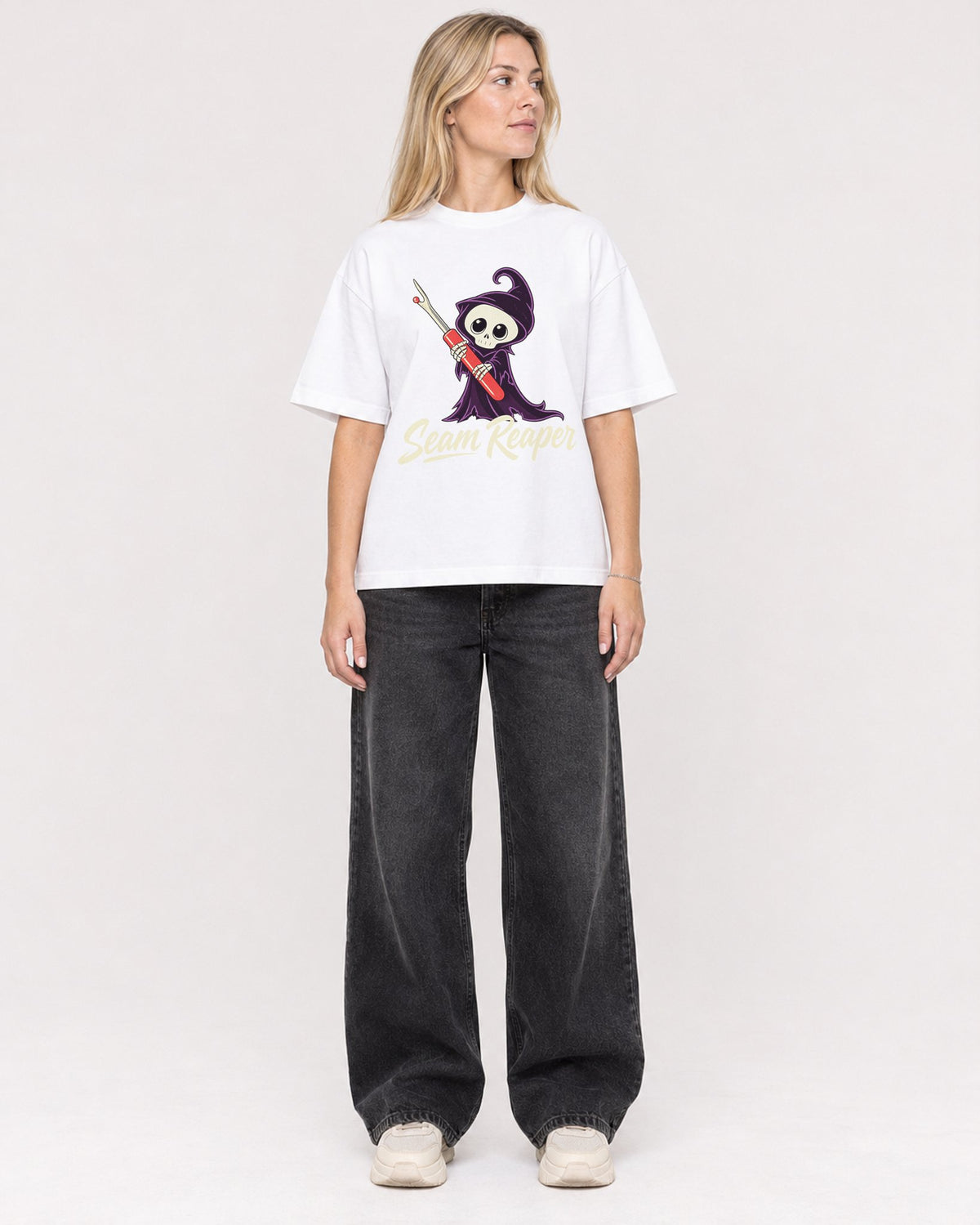Mockup Boxy Heavyweight Tee White female full-body 08