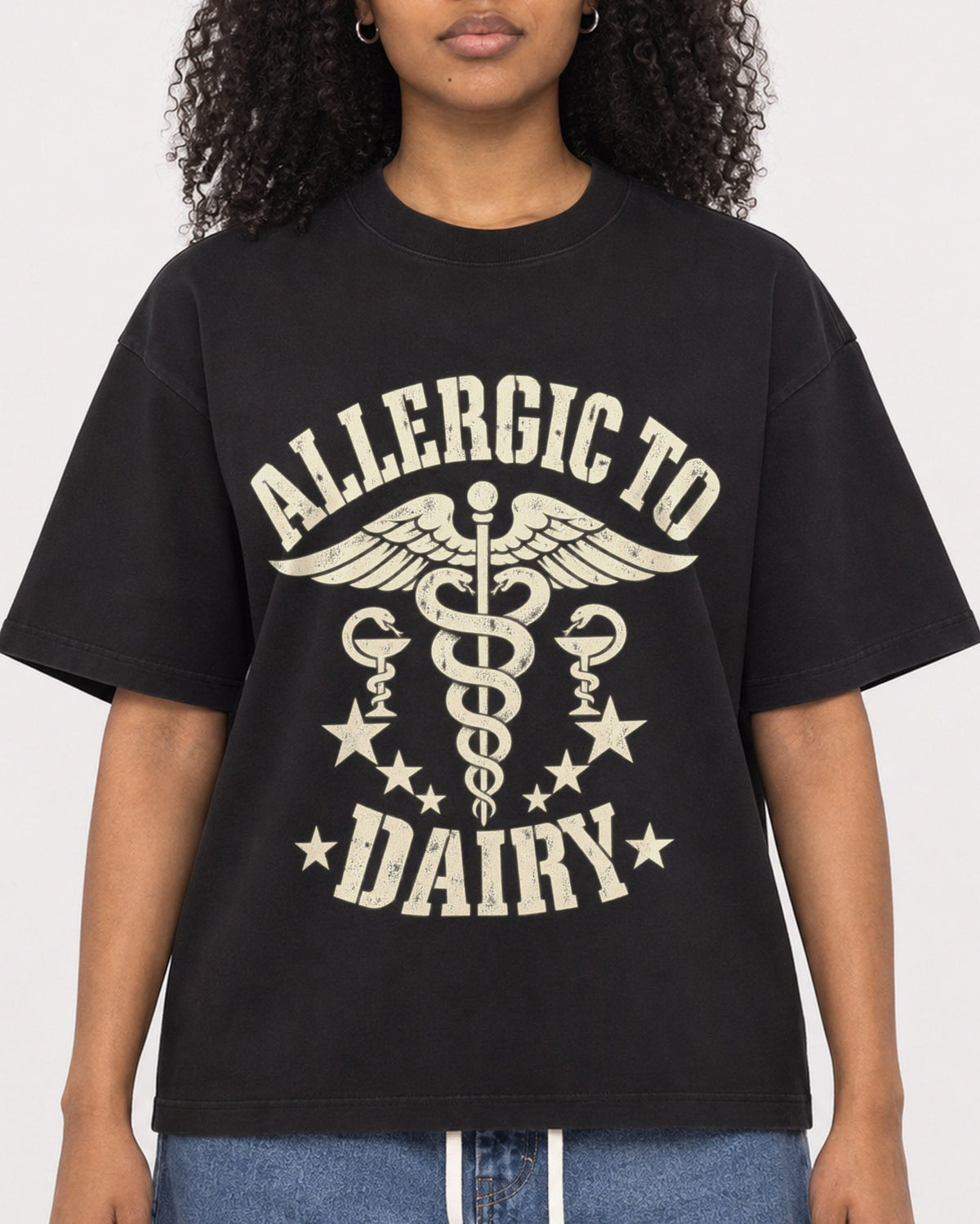 Mockup Boxy Heavyweight Tee Black female close-up 05