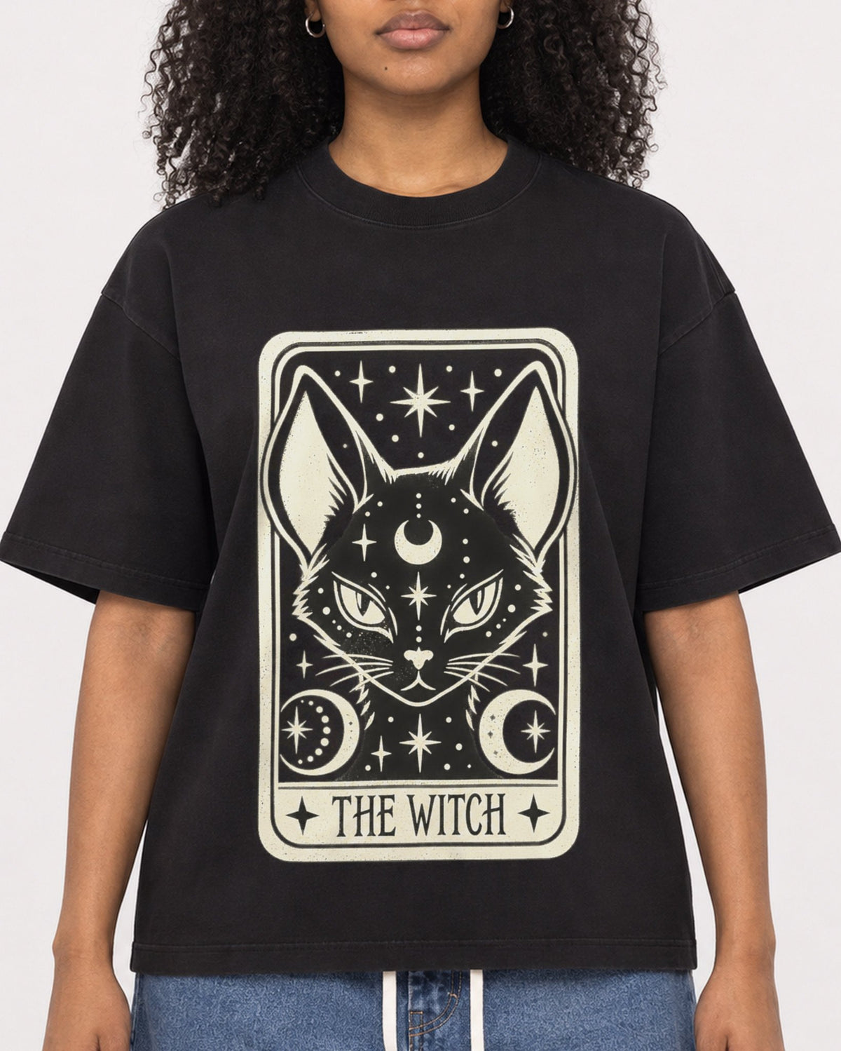 Mockup Boxy Heavyweight Tee Black female close-up 05