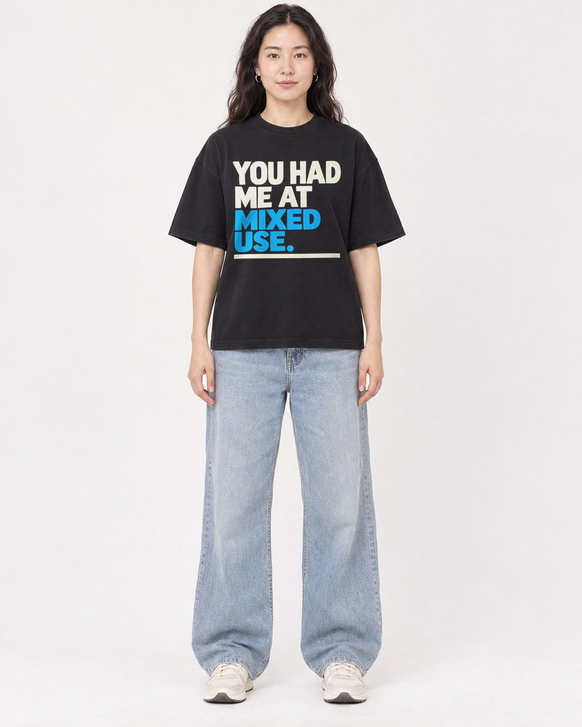 Mockup Boxy Heavyweight Tee Black female full-body 03