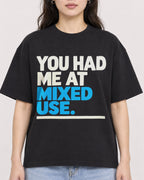 Mockup Boxy Heavyweight Tee Black female close-up 03