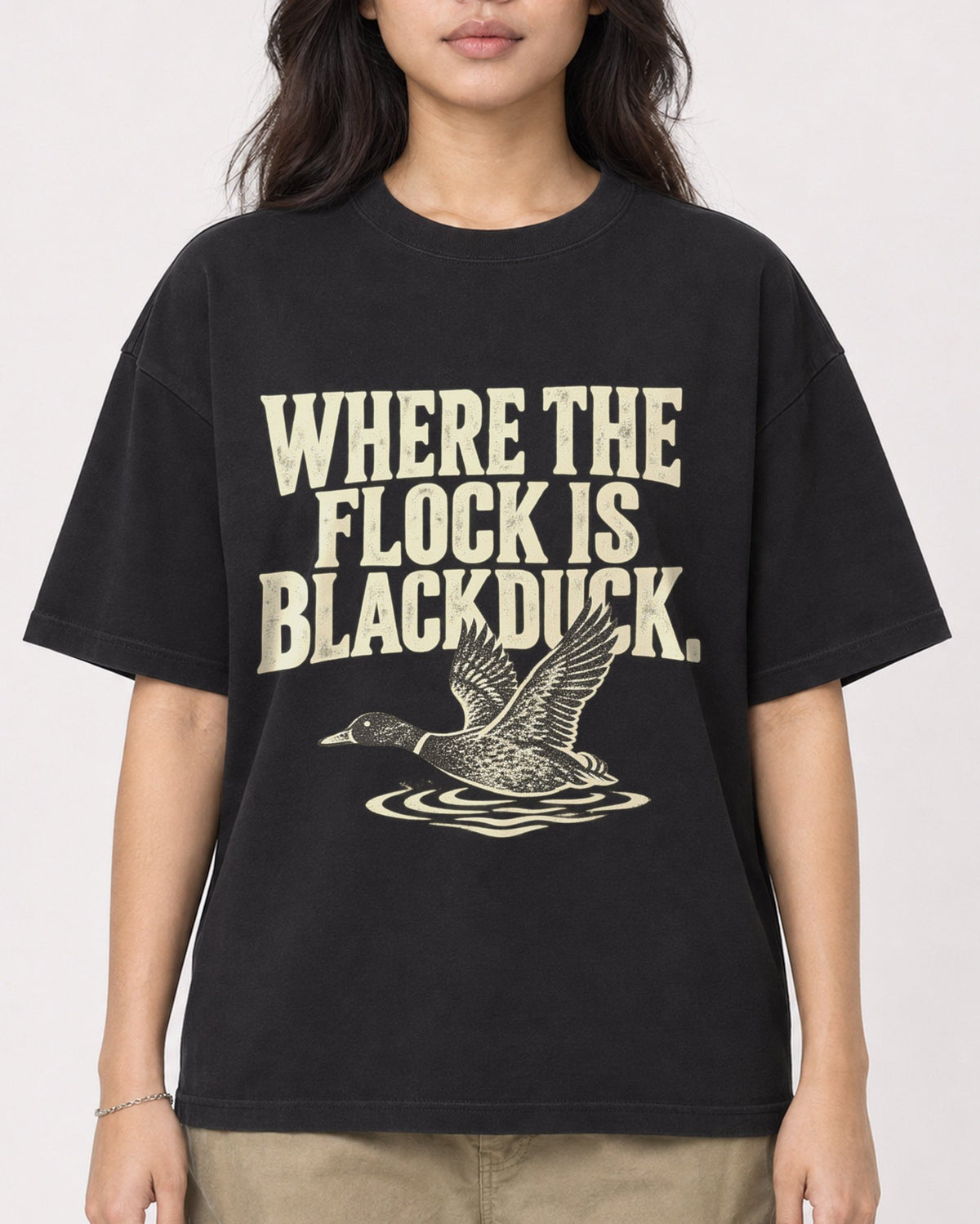 Mockup Boxy Heavyweight Tee Black female close-up 02