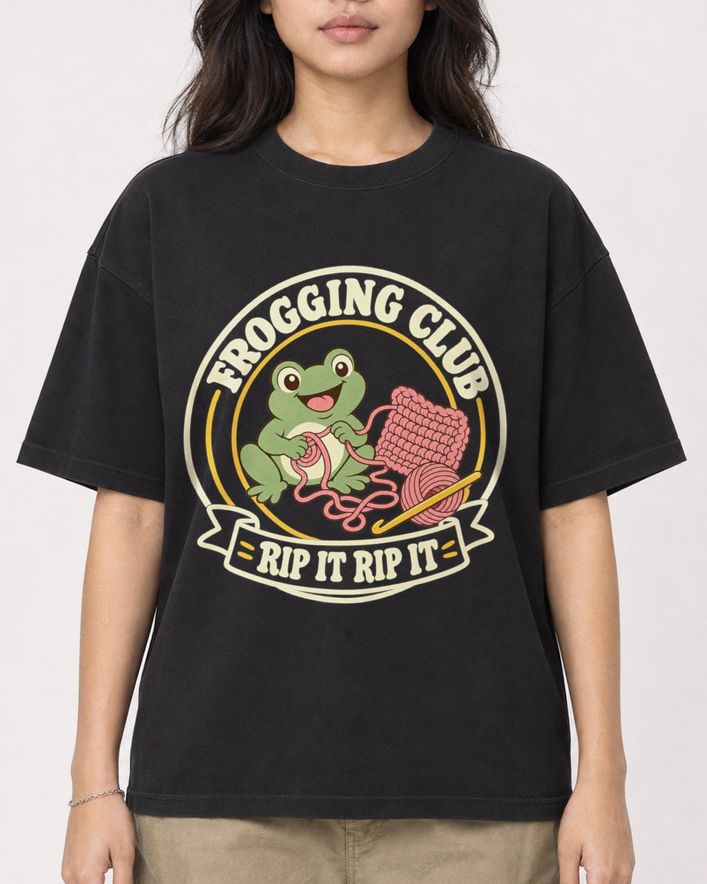 Mockup Boxy Heavyweight Tee Black female close-up 02