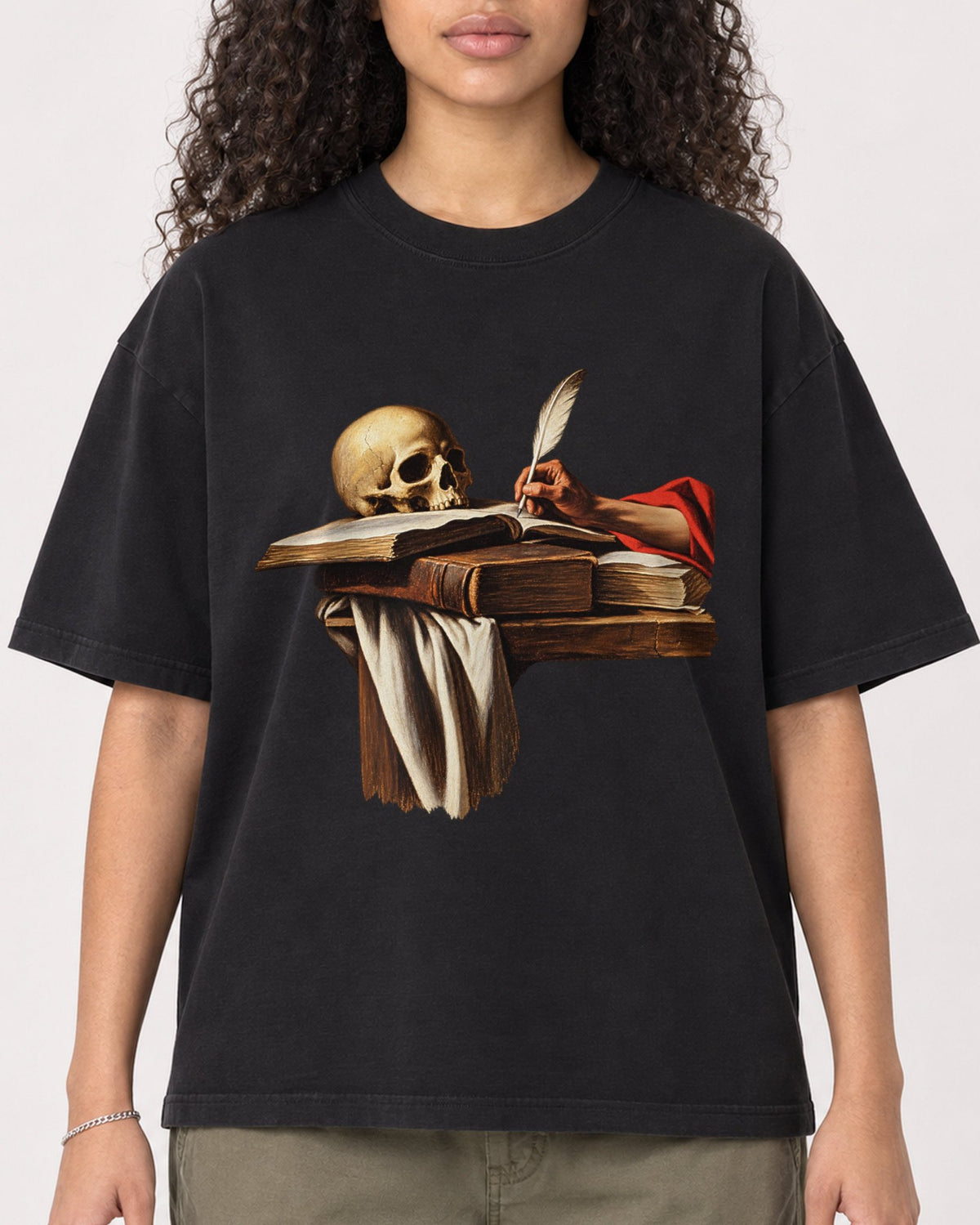 Mockup Boxy Heavyweight Tee Black female close-up 10