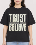 Mockup Boxy Heavyweight Tee Black female close-up 03