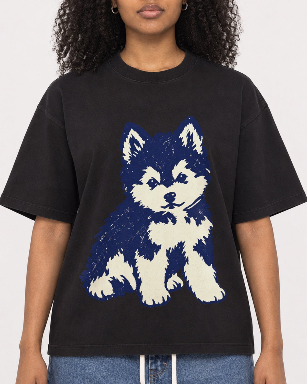 Mockup Boxy Heavyweight Tee Black female close-up 05