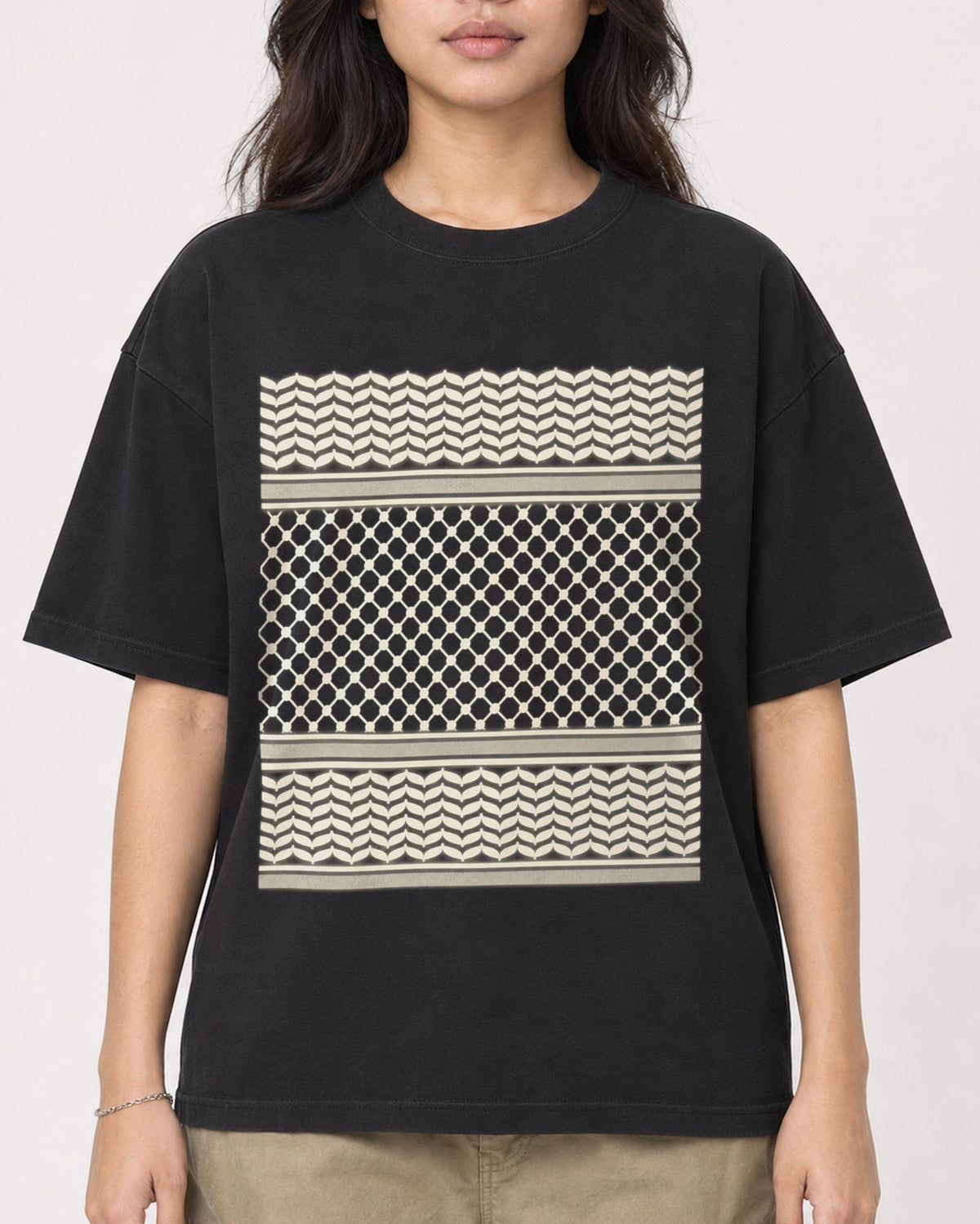 Mockup Boxy Heavyweight Tee Black female close-up 02