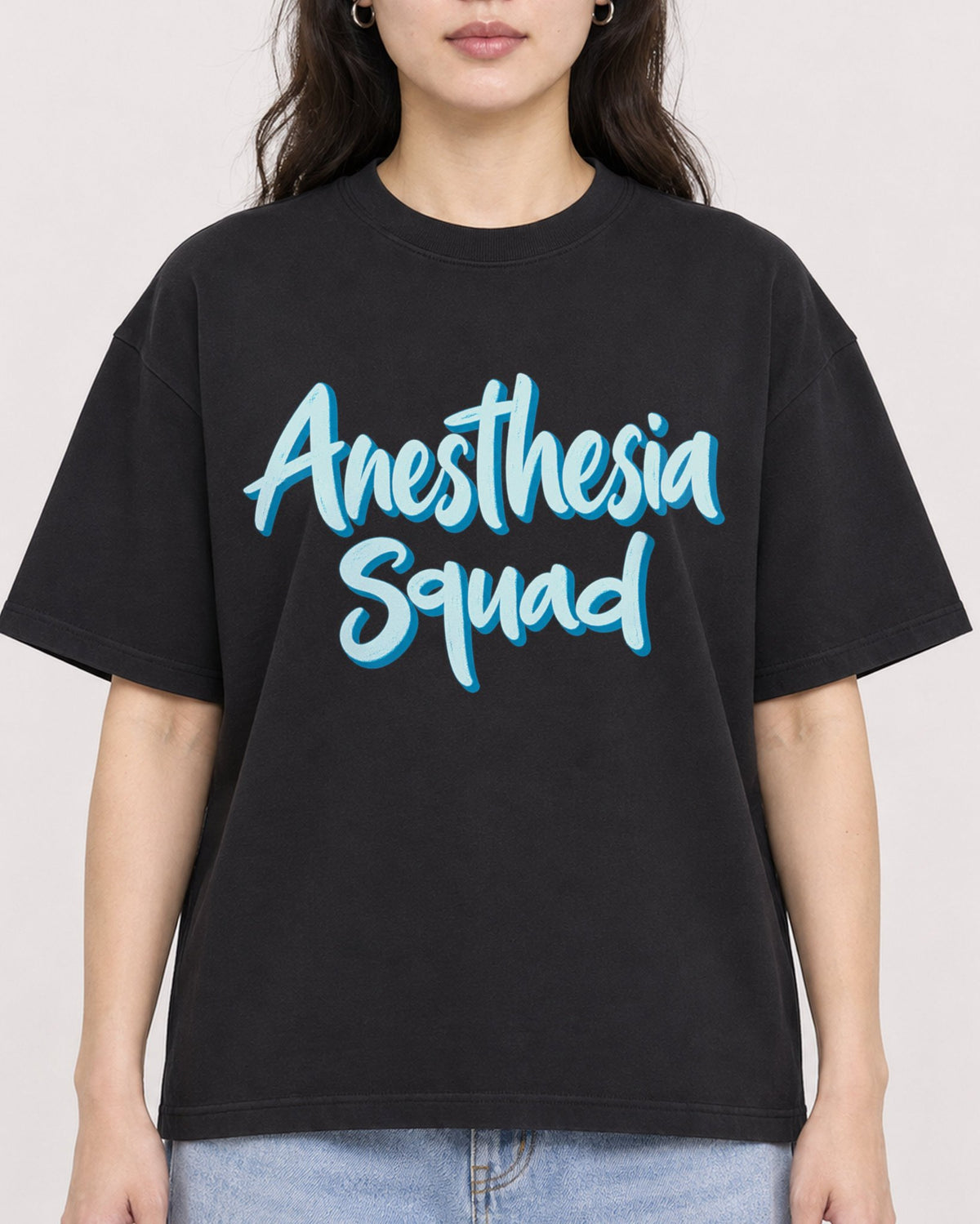 Mockup Boxy Heavyweight Tee Black female close-up 03