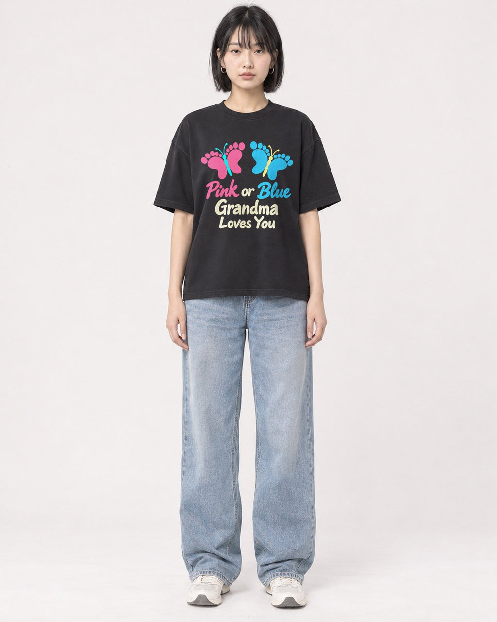 Mockup Boxy Heavyweight Tee Black female full-body 11