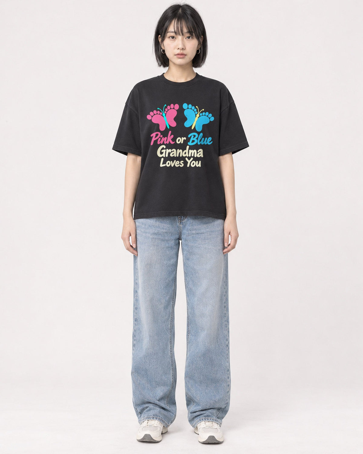 Mockup Boxy Heavyweight Tee Black female full-body 11