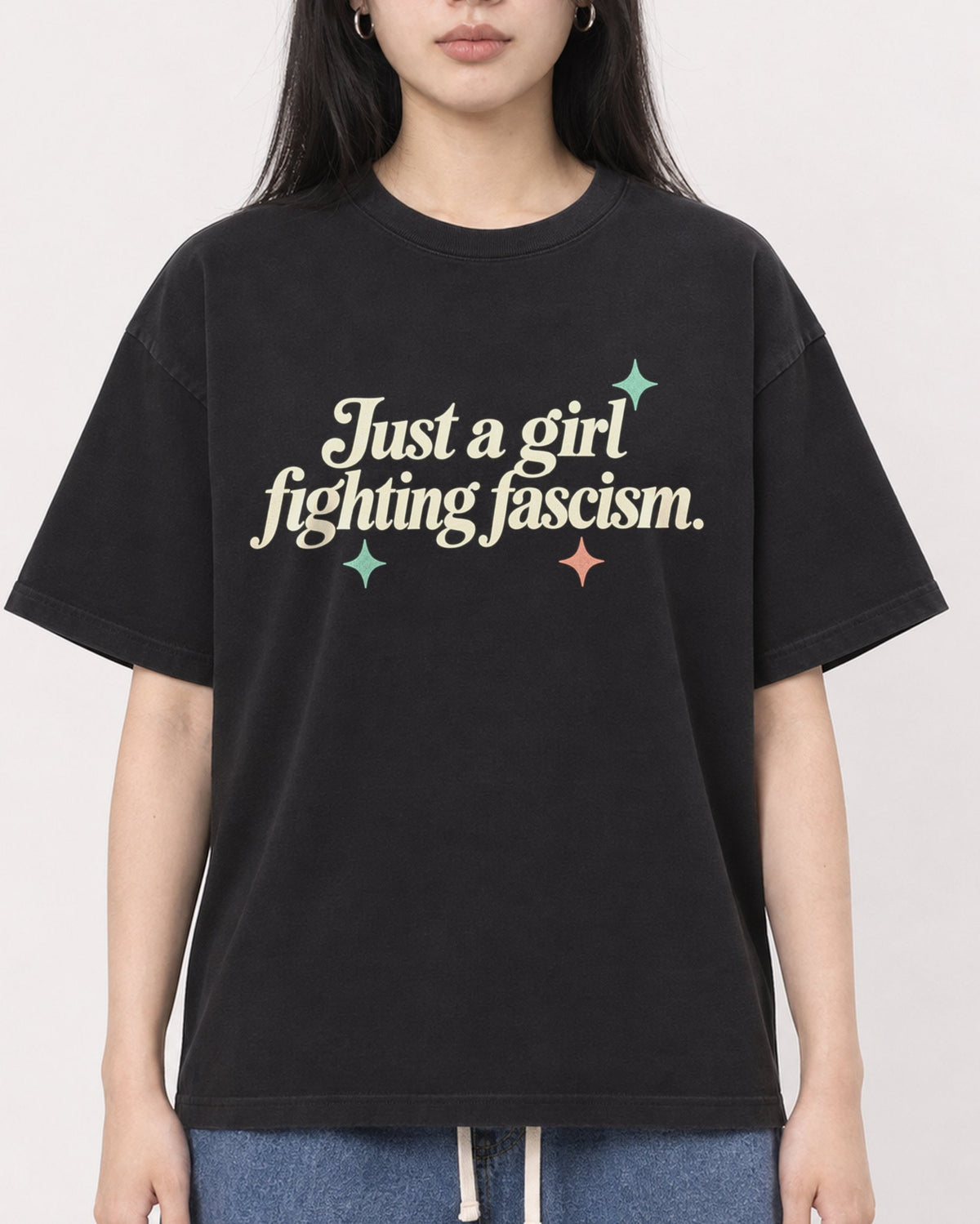 Mockup Boxy Heavyweight Tee Black female close-up 01