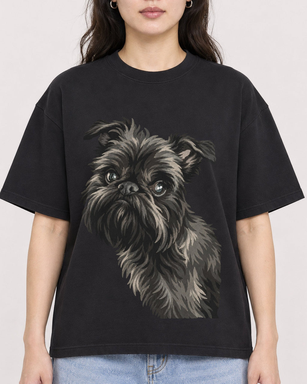Mockup Boxy Heavyweight Tee Black female close-up 03