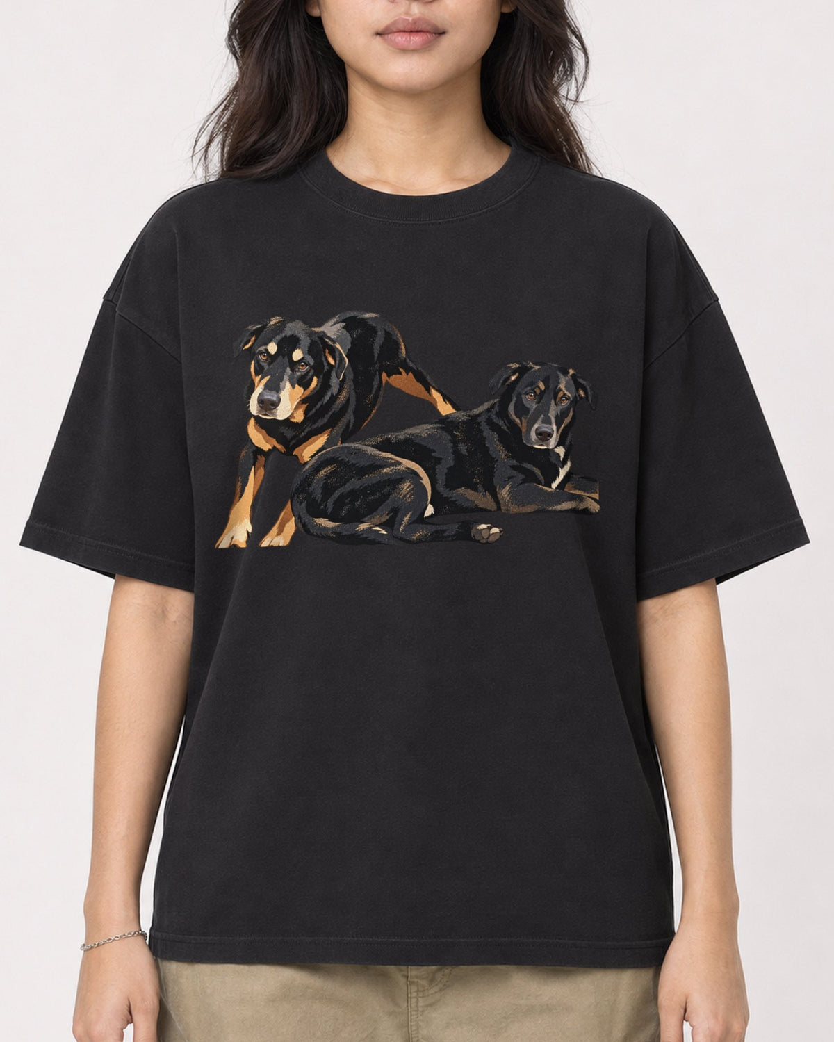 Mockup Boxy Heavyweight Tee Black female close-up 02