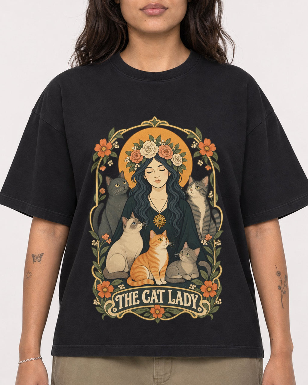 Mockup Boxy Heavyweight Tee Black female close-up 06