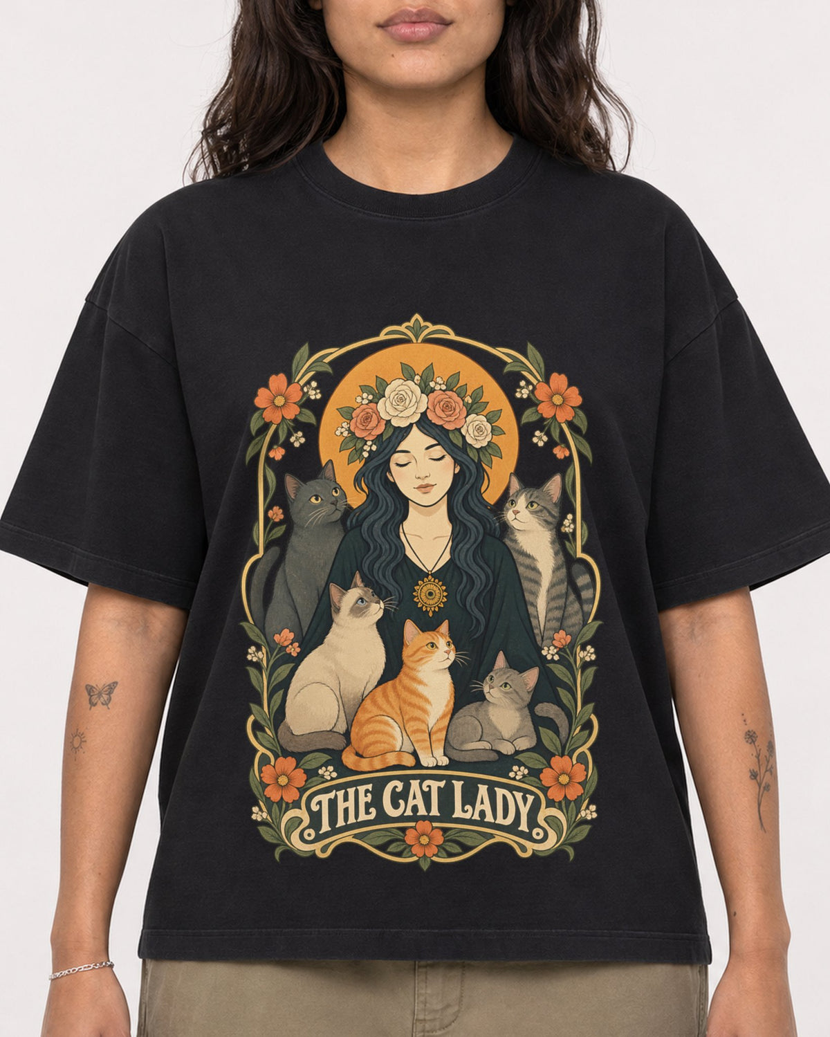 Mockup Boxy Heavyweight Tee Black female close-up 06