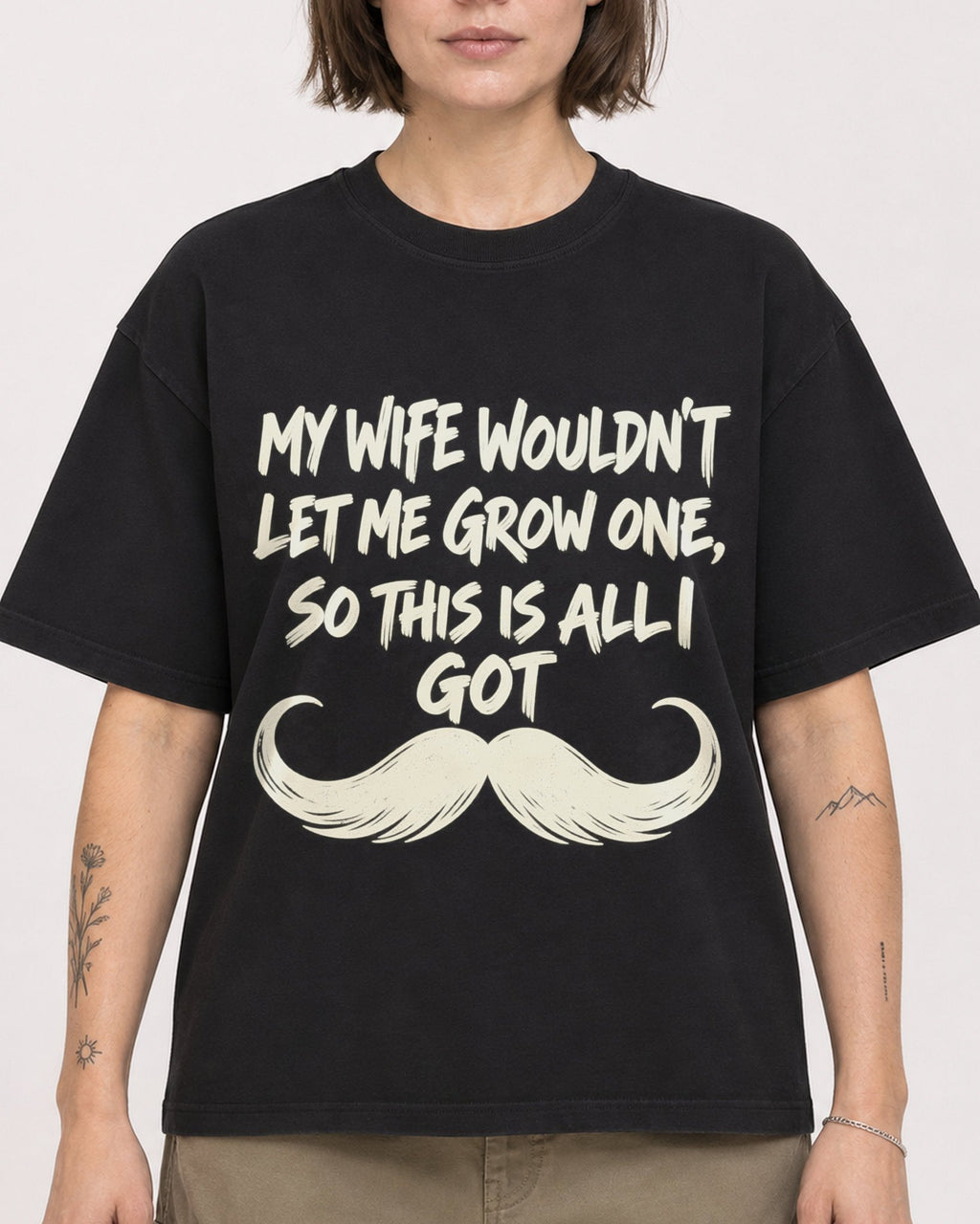 Mockup Boxy Heavyweight Tee Black female close-up 18