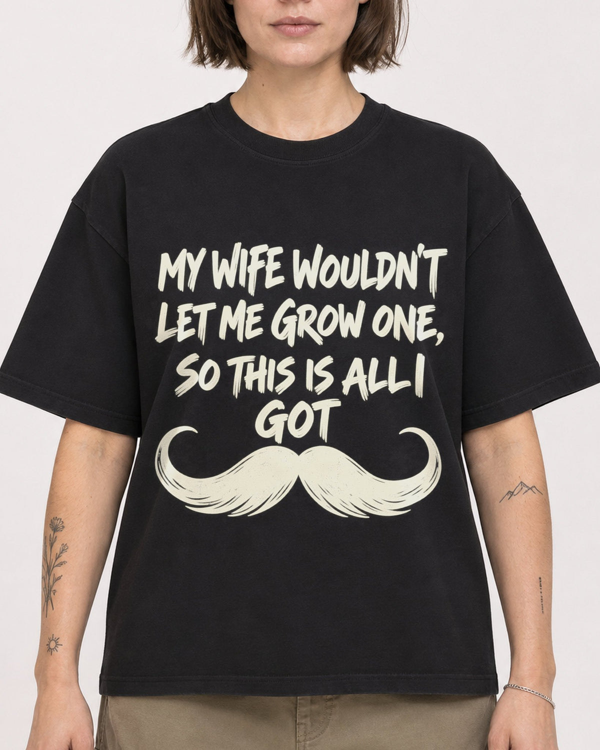 Mockup Boxy Heavyweight Tee Black female close-up 18