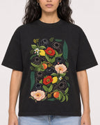 Mockup Boxy Heavyweight Tee Black female close-up 07