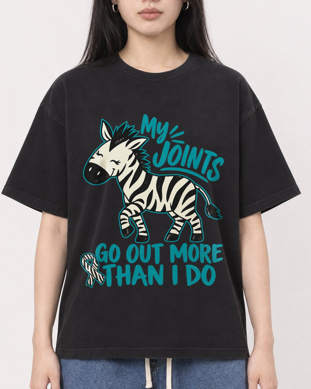 Mockup Boxy Heavyweight Tee Black female close-up 01