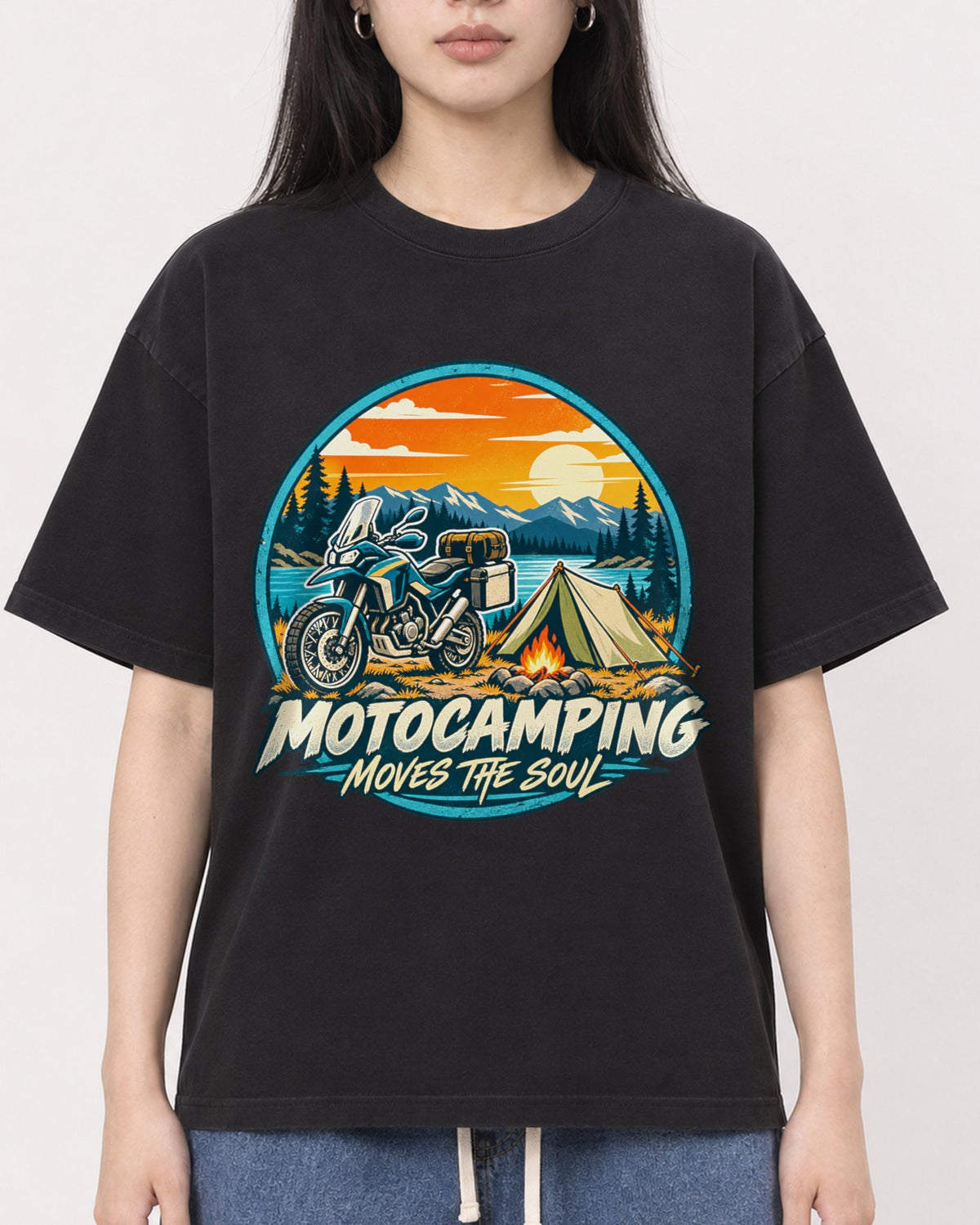 Mockup Boxy Heavyweight Tee Black female close-up 01