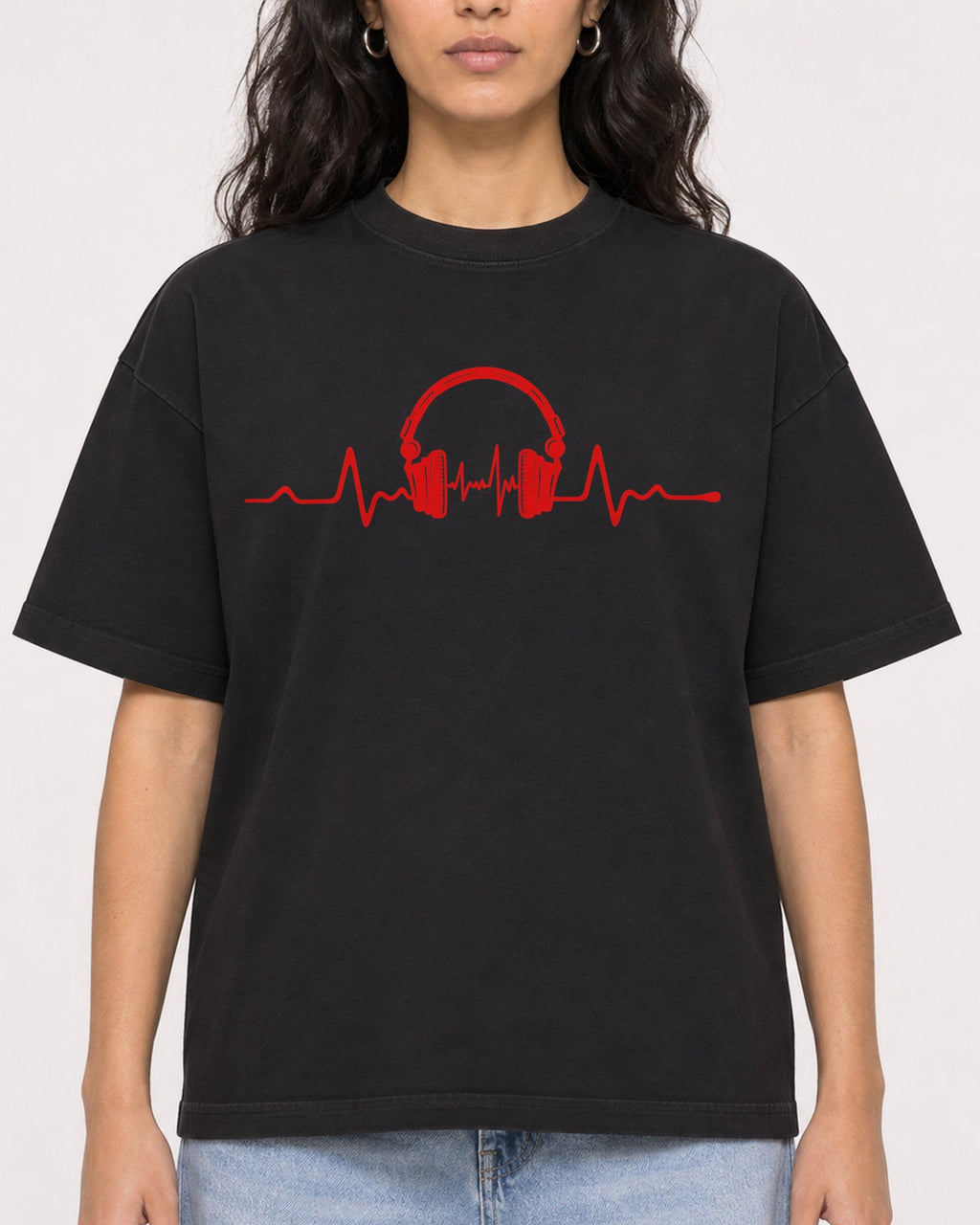Mockup Boxy Heavyweight Tee Black female close-up 07