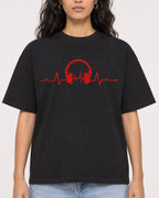 Mockup Boxy Heavyweight Tee Black female close-up 07