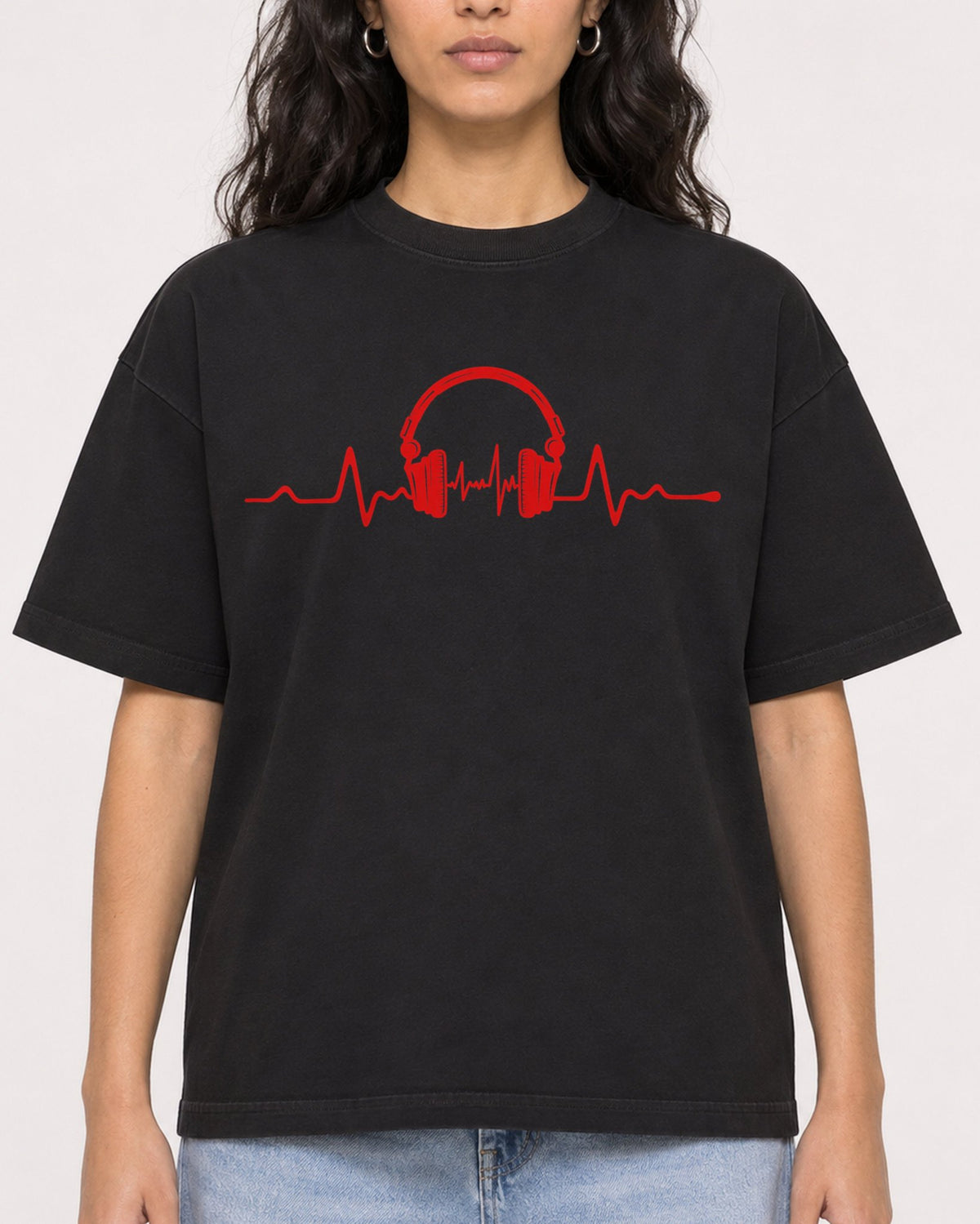 Mockup Boxy Heavyweight Tee Black female close-up 07