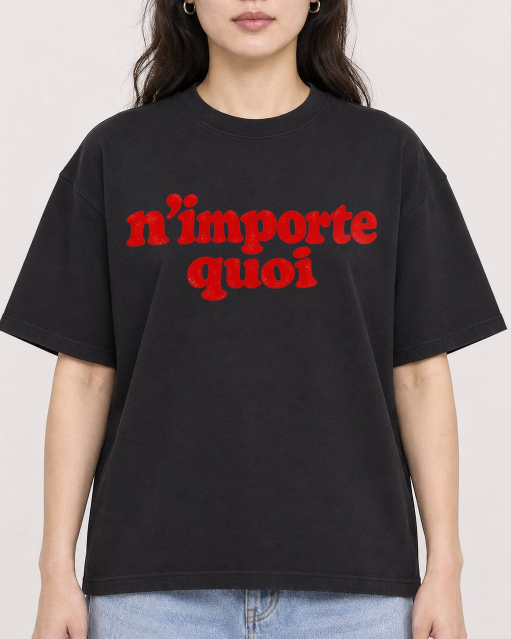 Mockup Boxy Heavyweight Tee Black female close-up 03