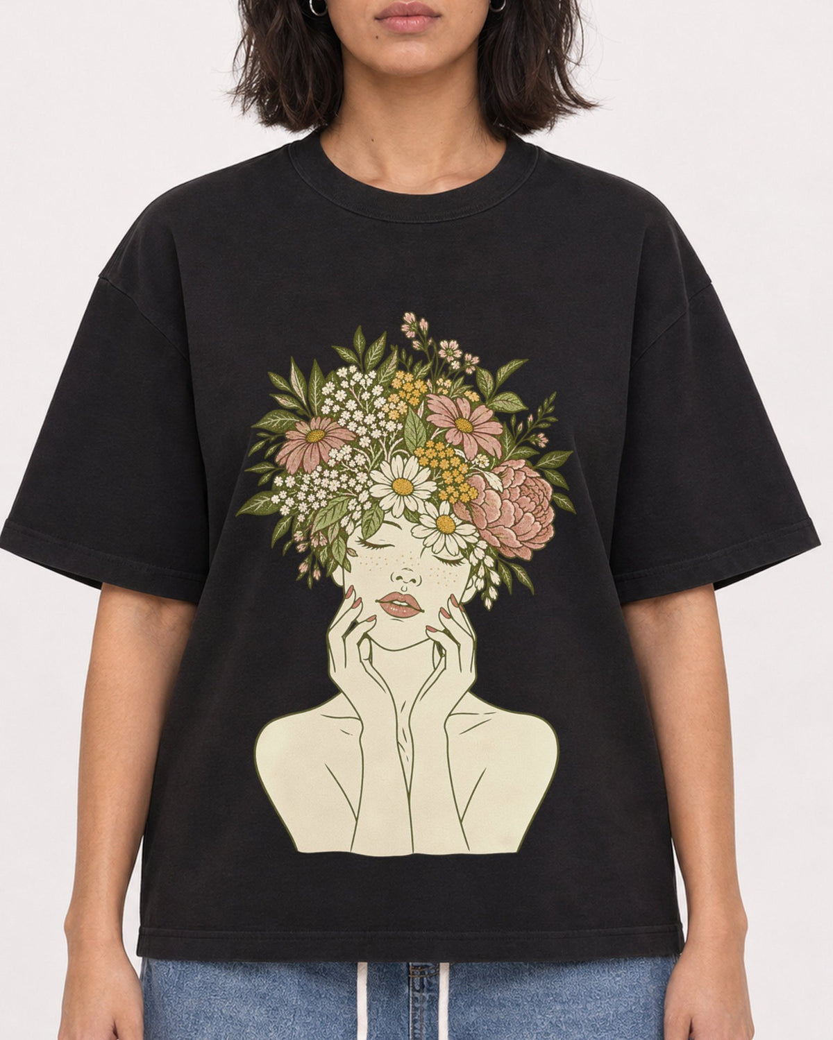 Mockup Boxy Heavyweight Tee Black female close-up 37